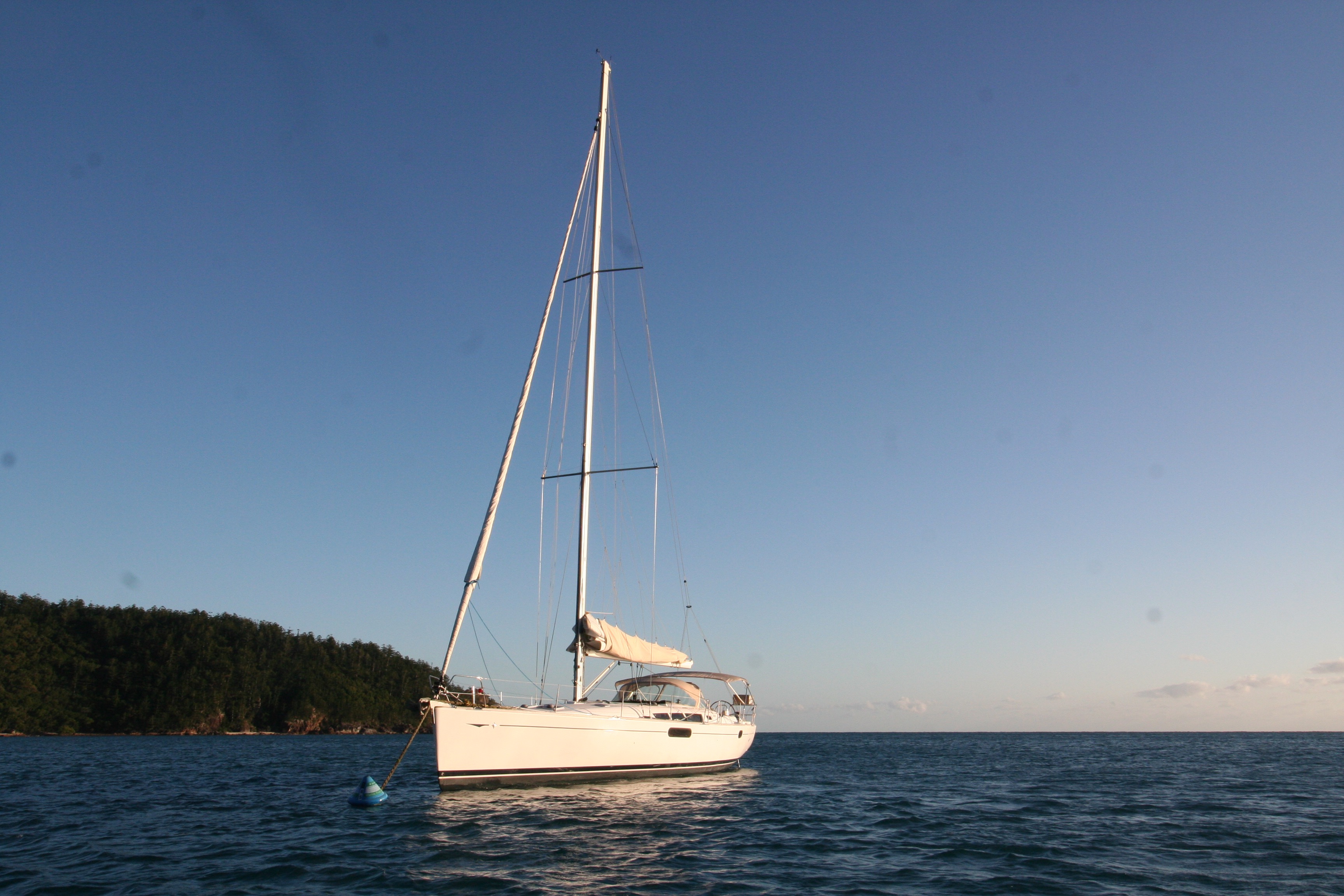 Avant at anchor, Butterfly Bay